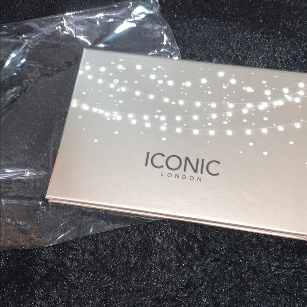 An Iconic London face palette